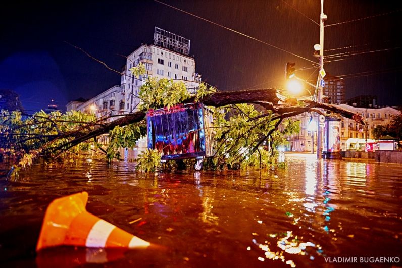 Площадь Победы ночью выглядела, как бассейн. Водители застряли в лужах по капот, а некоторые автомобили были