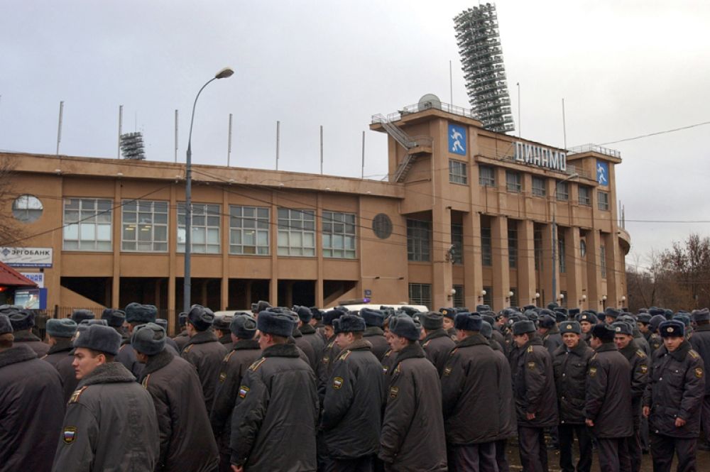 Милиция возле стадиона «Динамо». 2004 год.