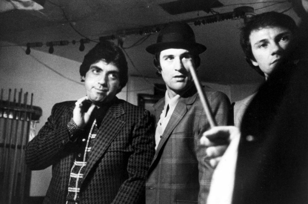 С фильма «Злые улицы» (1973) началось многолетнее сотрудничество актера с Мартином Скорсезе. За роль Джонни Боя Де Ниро получил премию Национального совета кинокритиков США в номинации «лучшая роль второго плана».