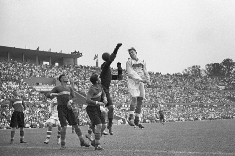Футбольный матч на Центральном стадионе «Динамо». 1938 год.