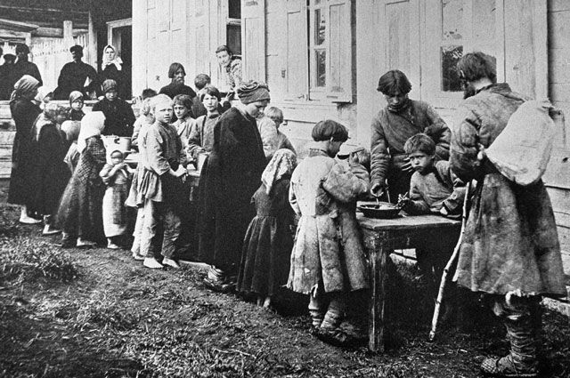 Дети получают бесплатные обеды в народной столовой, устроенной С. С. Вишняковой в селе Новая Слобода. 1892 г.