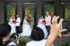 Пожилые пары, которые женаты уже более 50 лет, воссоздают свои свадебные фотографии перед праздником Ци Си или Дня влюбленных, Тяньцзинь, Китай.