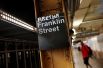 Надпись «Арета» над станцией метро Franklin Street на Манхеттене в память о певице Арете Франклин, Нью-Йорк, США.