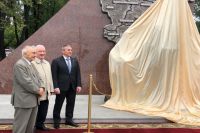 Александр Моор открыл в Тюмени памятник покорителям Севера 