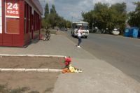 Оренбуржцы несут цветы и игрушки к месту гибели 11-летней школьницы.