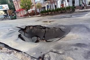 После вчерашнего ливня в центре Киева на улице Антоновича образовались большие ямы.