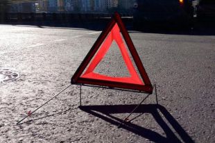 В аварии пострадали девушка-патрульная и четыре пешехода.