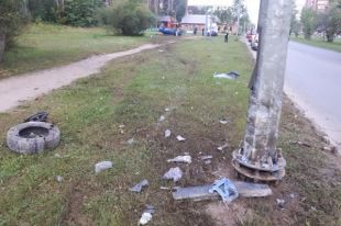 После удара о световую опору автомобиль пролетел несколько десятков метров и остановился на крыше.