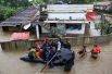 Спасатели эвакуируют людей из затопленных районов на окраине Кочи, Керала.