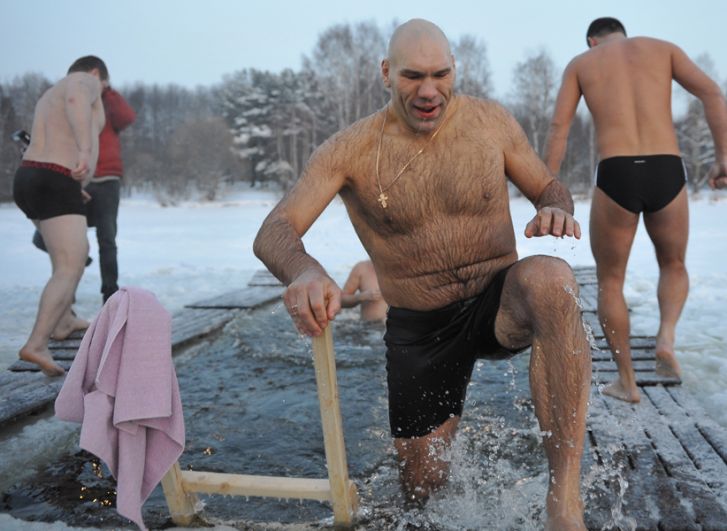Николай Валуев купается в проруби на Клязьминском водохранилище, 2012 год.