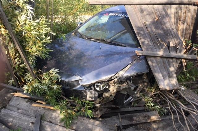 Удачно заехал: в Лабытнанги водитель иномарки застрял в заборе 