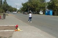 Люди переходят дорогу на ул.Илекской там, где недавно случилось смертельное ДТП.
