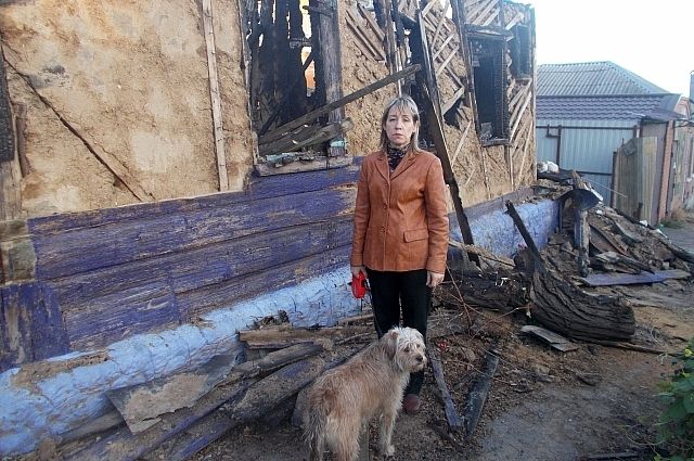 Нина Сергеева возле своего дома на перекрестке улицы Красных Зорь и переулка 7 Февраля.