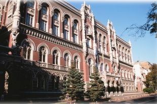 Нацбанк впервые за лето пополнил резервы за счет укрепления гривны