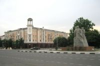 Около памятника, посвящённого дружбе русского, чеченского и ингушского народов, около 17:00 прогремел взрыв.