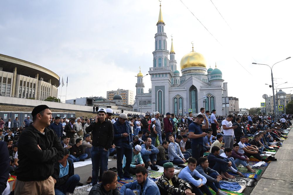 Верующие на богослужении в честь праздника Курбан-Байрам у Московской соборной мечети.