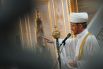 Председатель совета муфтиев России Равиль Гайнутдин выступает перед верующими на богослужении в честь праздника Курбан-Байрам в Московской соборной мечети.