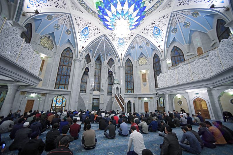 Верующие на намазе в праздник Курбан-Байрам в казанской мечети Кул-Шариф.