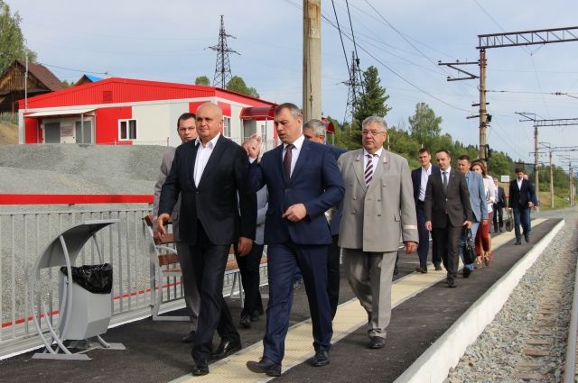 Сергей Цивилев посетил станцию Чугунаш вместе с  начальником Западно-Сибирской железной дороги Александром Грицаем.