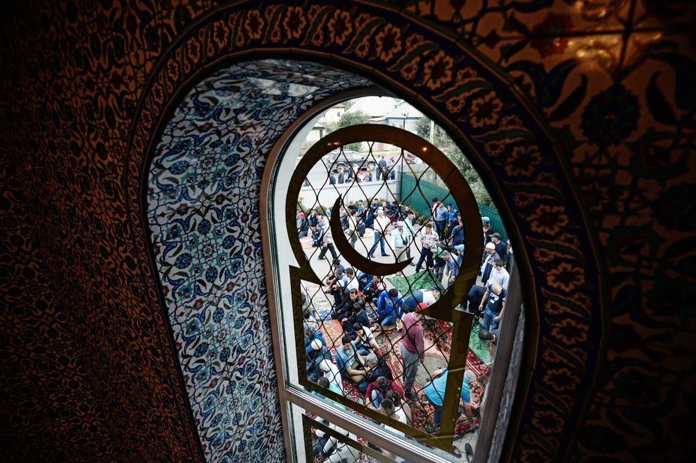 Верующие в праздник Курбан-Байрам у Соборной мечети Барнаула.