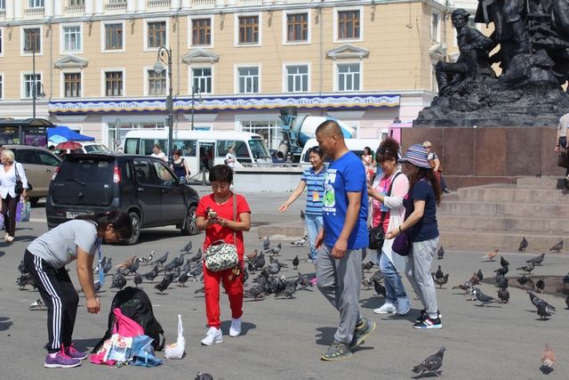 Иностранные туристы очень любят гулять по главной площади Владивостока и кормить там голубей.