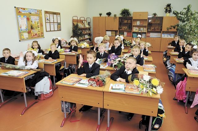 В этом учебном году за парты сядут порядка 118 тысяч школьников, среди них 14, 5 тысяч – первоклассники. Самое большое количество первых классов в этом году будет открыто в школе №59 в Дзержинском районе. 