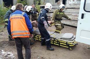 Приехавшие на место ЧП медики скорой помощи вызвали спасателей, чтобы транспортировать мужчину до машины.