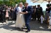 Министр иностранных дел Австрии Карин Кнайсль танцует с президентом России Владимиром Путиным на своей свадьбе в Гамлице.