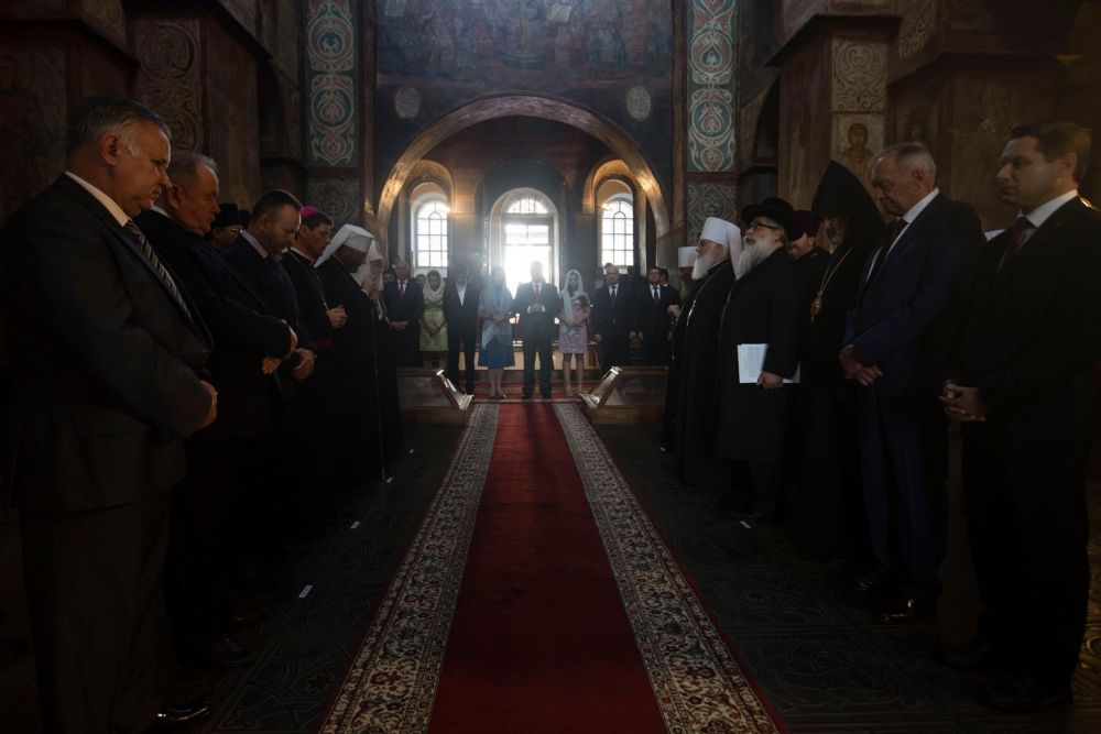 Но перед парадом состоялся праздничный молебен в Киево-Печерской Лавре.
