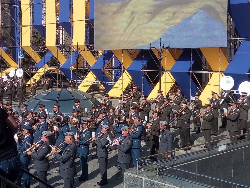 Парад проходит под аккомпанемент оркестра