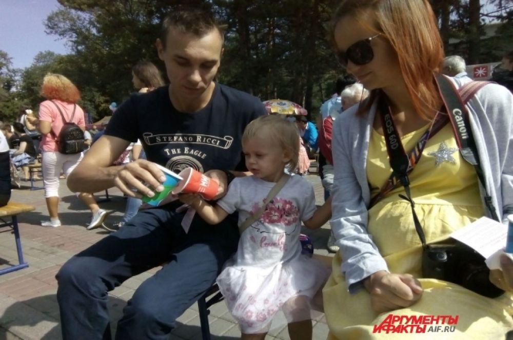 Многие пришли целыми семьями.