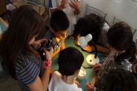 Тюменские волонтеры научили детей лепить мандалы из пластилина