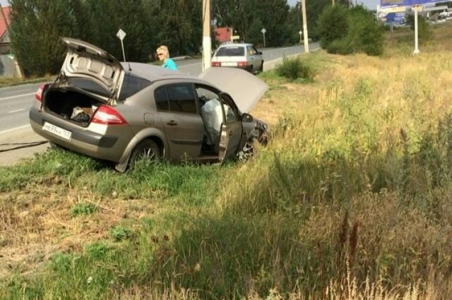 СМИ: на Новотроицком шоссе Renault врезался в столб.