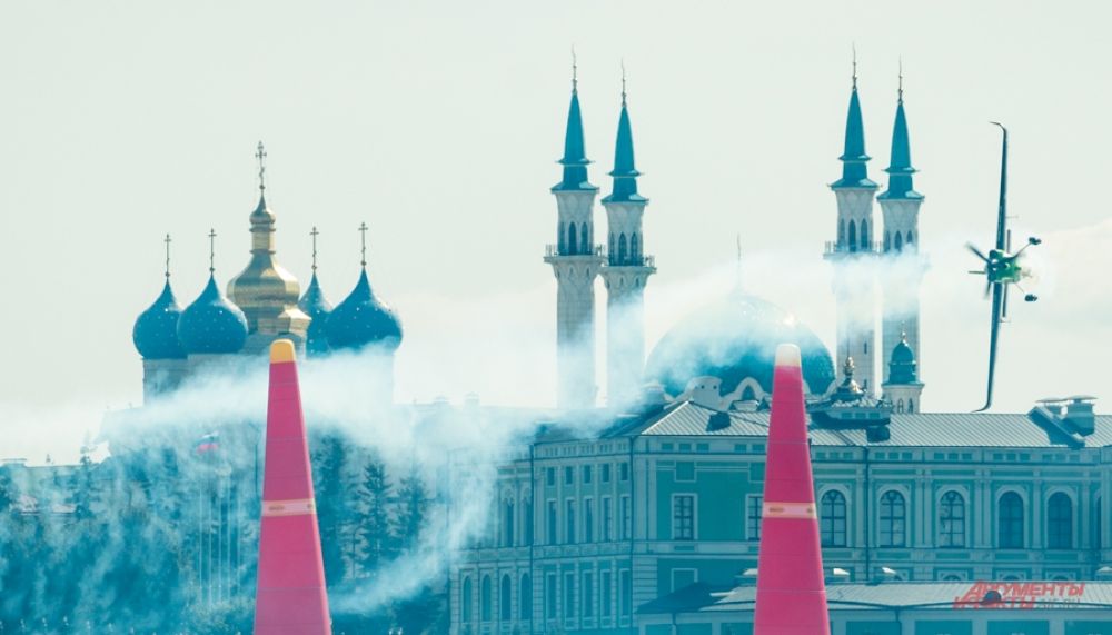 Полеты проходили на фоне культовых объектов Казани.