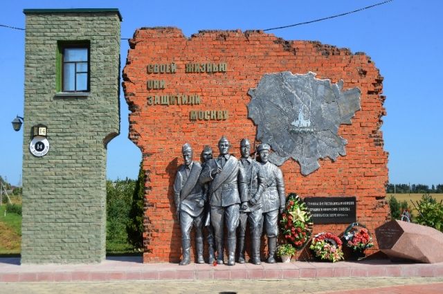 Мемориал в посёлке Холм-Жирковский.