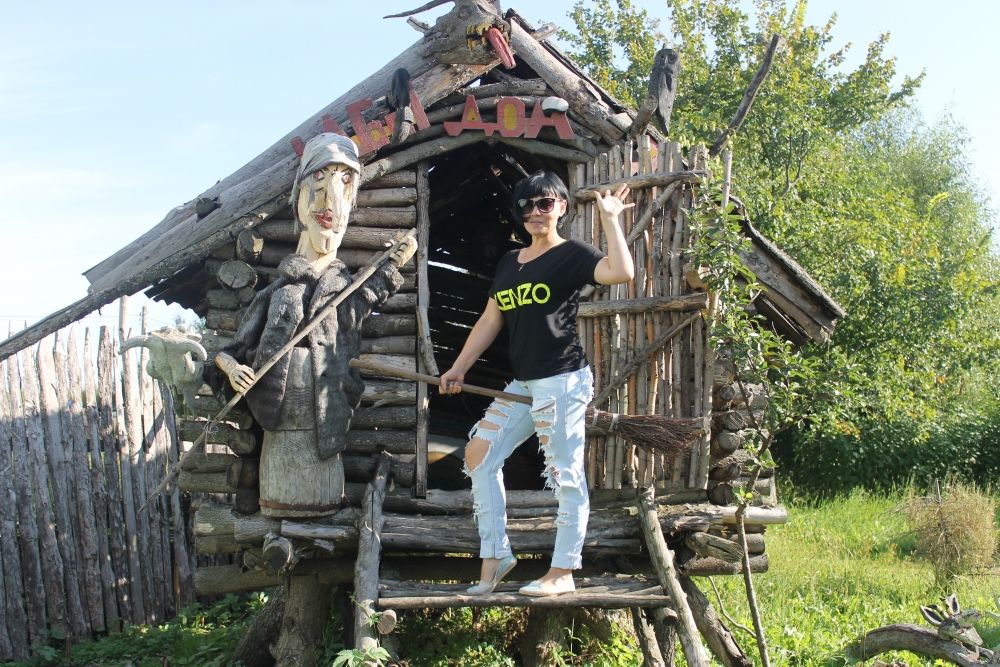 Есть в деревне и сказочный уголок с избушкой на курьих ножках и героями русских народных сказок