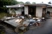 Грязь и мусор во дворе жилого дома после наводнения, вызванного ураганом «Лейн» в Хило.