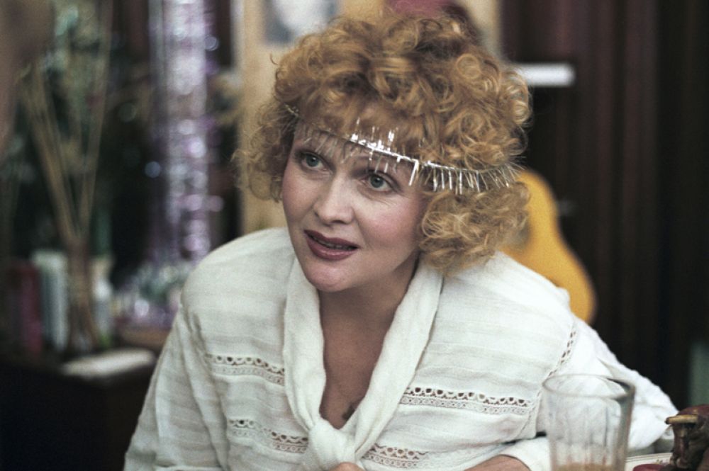 С начала 1990-х актриса все меньше снималась и репетировала. «Аэлита, не приставай к мужчинам» (1988).