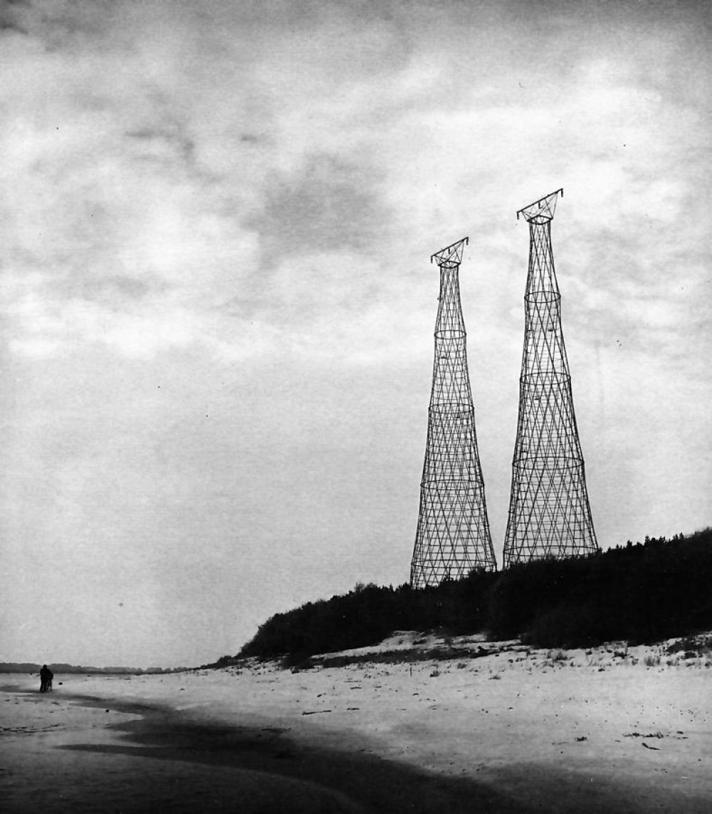В 1927-1929 годах Шухов, принимая участие в реализации плана ГОЭЛРО, построил три пары сетчатых многоярусных гиперболоидных опор перехода через реку Оку ЛЭП НиГРЭС в районе города Дзержинска под Нижним Новгородом. В настоящее время из шести башен сохранилась лишь одна.