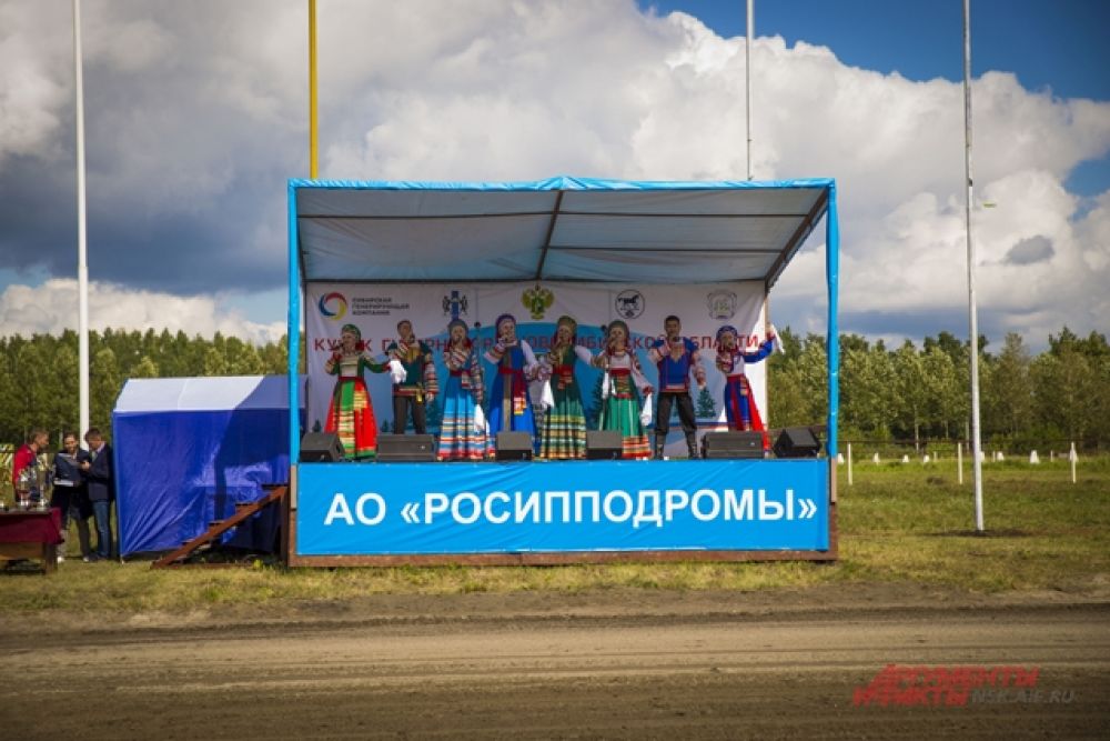 На сцене для них выступали различные музыкальные коллективы.