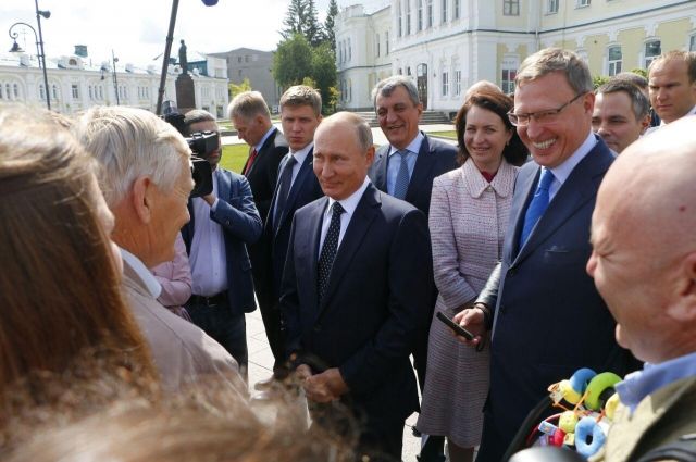 Владимир Путин общается с жителями Омска.