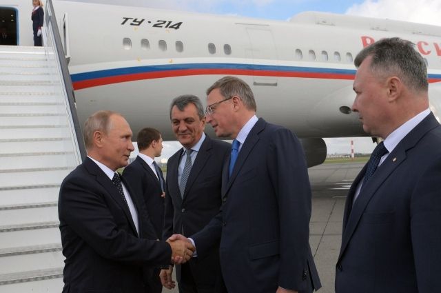 Владимир Путин и Александр Бурков у трапа самолёта.