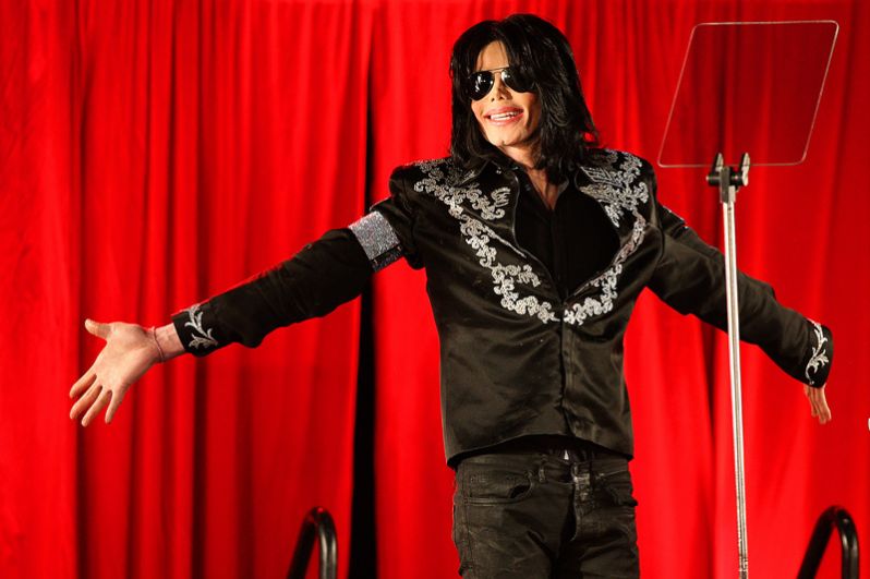 Майкл Джексон во время пресс-конференции, где он объявил о своем возвращении на сцену. 2009 год. Запланированный тур не состоялся по причине смерти певца.