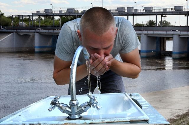 У нашей воды один недостаток - слишком холодная.