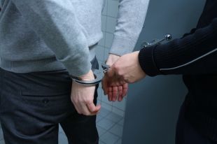 Одного из преступников приговорили к четырём с половиной годам лишения свободы в колонии строго режима с учётом неотбытой части судимости. Его подельник проведёт в колонии два года. Кроме того, каждый из виновных заплатят по 30 тысяч рублей штрафа.