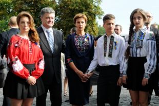 Петр и Марина Порошенко с детьми Евгенией (слева), Михаилом и Александрой