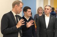 Александр Моор и Дмитрий Артюхов оценили готовность школы в Ямальском-2