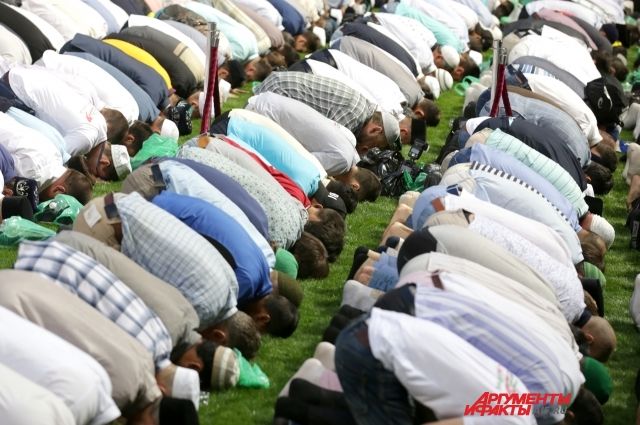 Неофиты пытаются влиться в мусульманское сообщество, начинают ходить в мечеть.