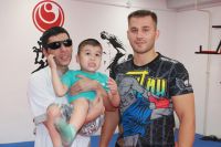 Лев Алимов (справа) выздоровел и теперь помогает особенным детям вместе с массажистом Русланом. 