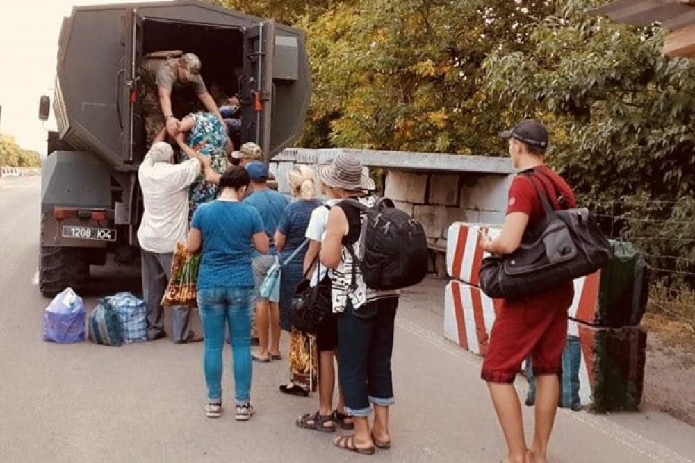 Пограничники на спецтранспорте эвакуировали в безопасное место всех людей, которые прибывали с неподконтрольной Киеву территории.